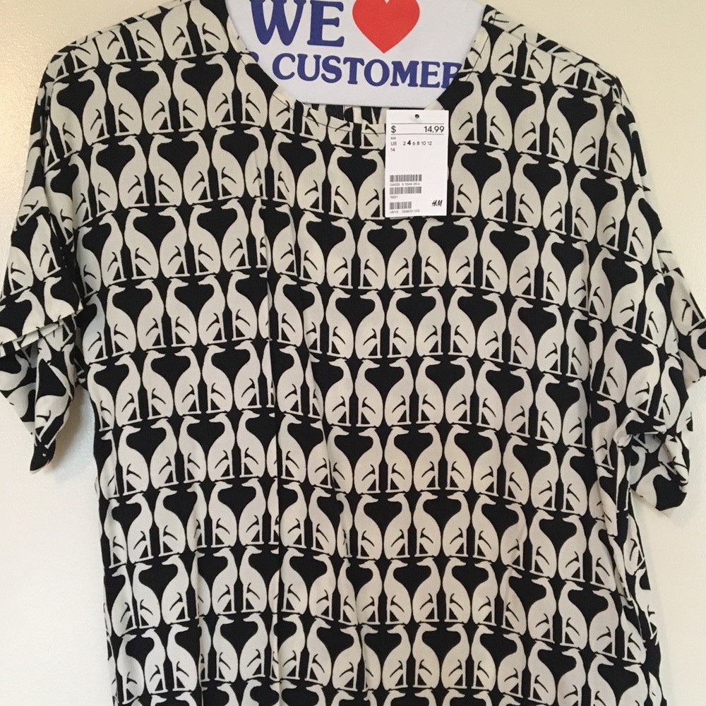NWT H&M greyhound pattern short sleeve top